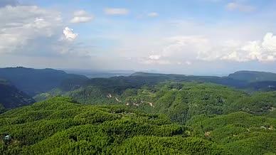 乡村振兴旅游山涧绿色山峦蓝天白云视频的预览图